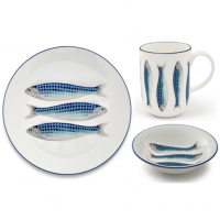 <span>Harlequin Blue is a coastal range of fine bone china tableware. The fish plates, platters, pottery mugs and ceramic jugs are decorated with shimmering fish with rhombus-shaped scales in vibrant blue hues. Each piece in the Jersey Pottery Harlequin Blue range is finished with a hand-painted deep blue rim to produce a beautiful, elegant set of coastal ceramics for your seaside or city home.</span>